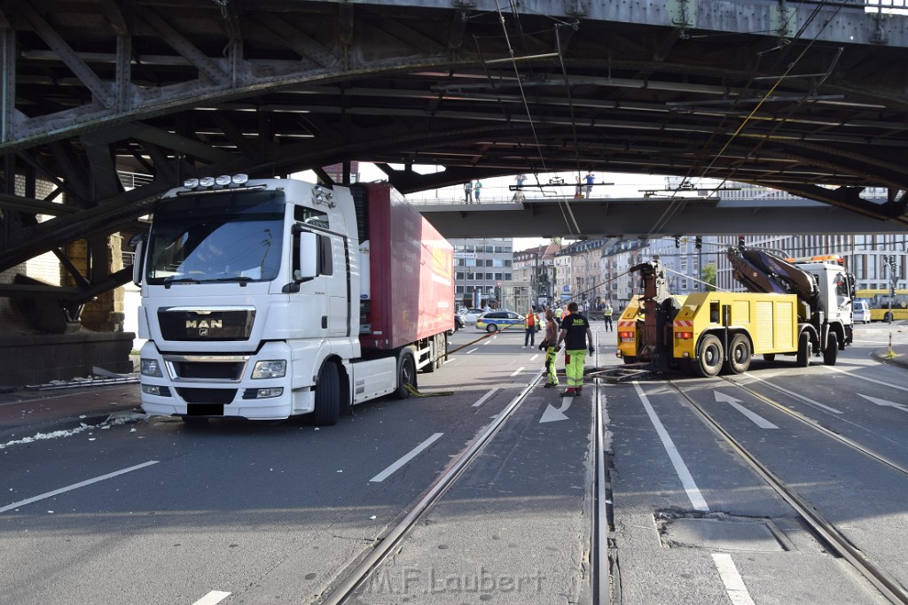 LKW blieb unter Bruecke haengen Koeln Deutz Opladenerstr Deutz Muelheimerstr P095.JPG - Miklos Laubert